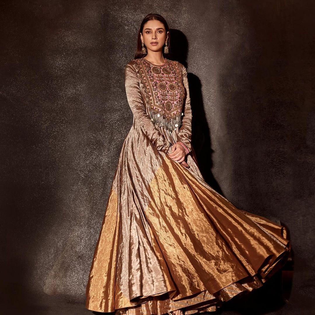 Not just sarees but her way of choosing suit sets also impresses us. In this look, Aditi wore a shiny brown anarkali suit with intricate embroidery around the neck